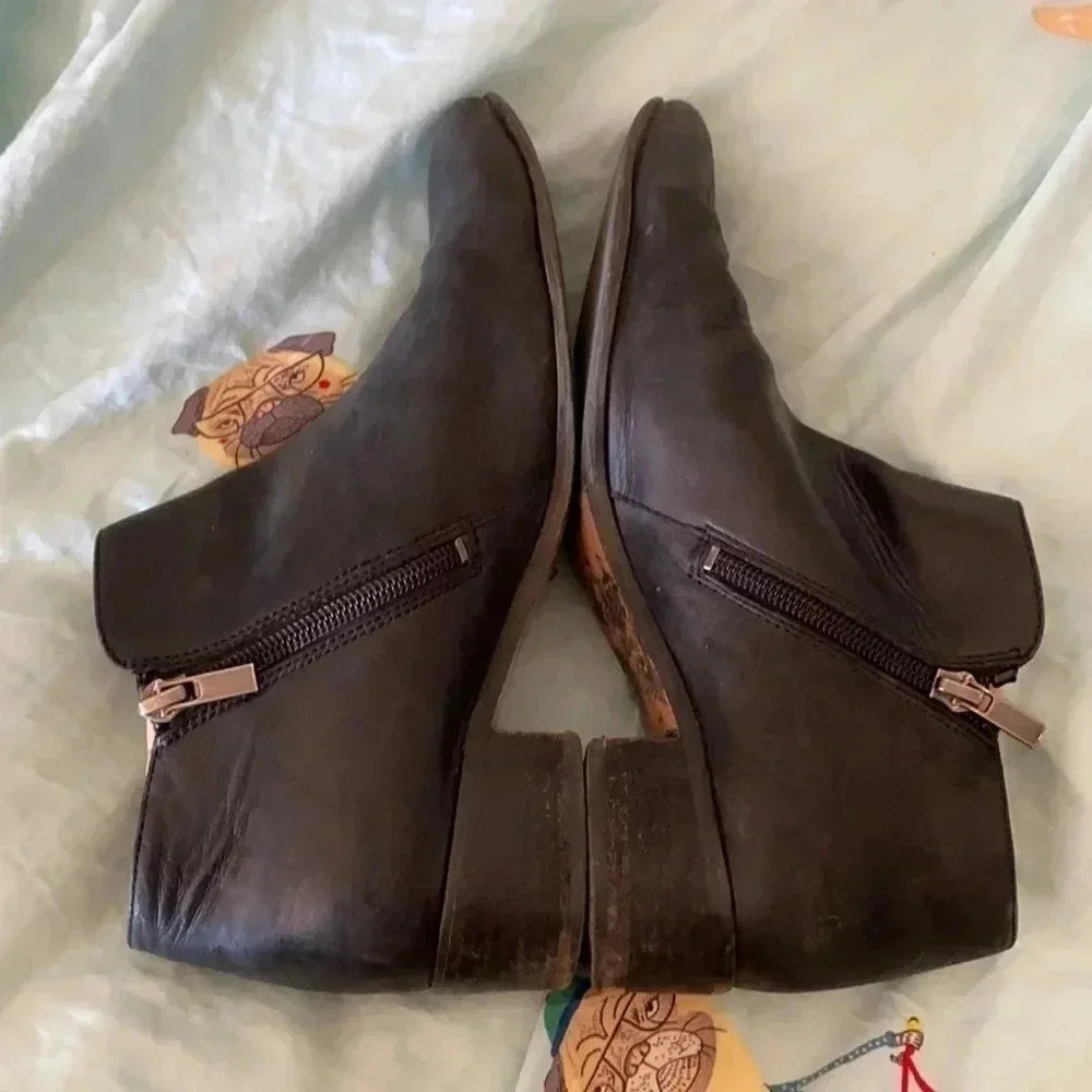 Clarks  booties‎